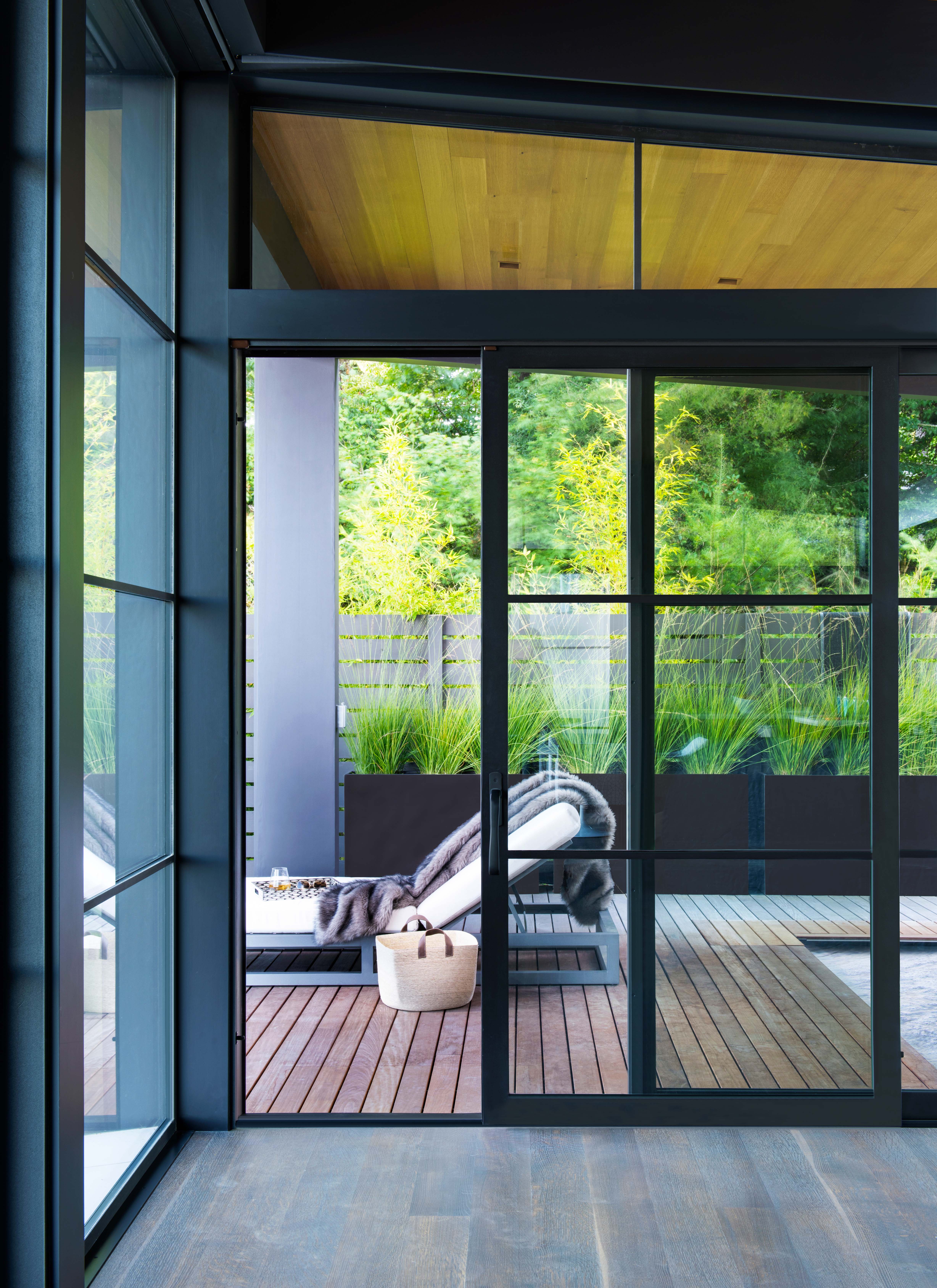 Binnenaanzicht met grote aluminium schuifpui