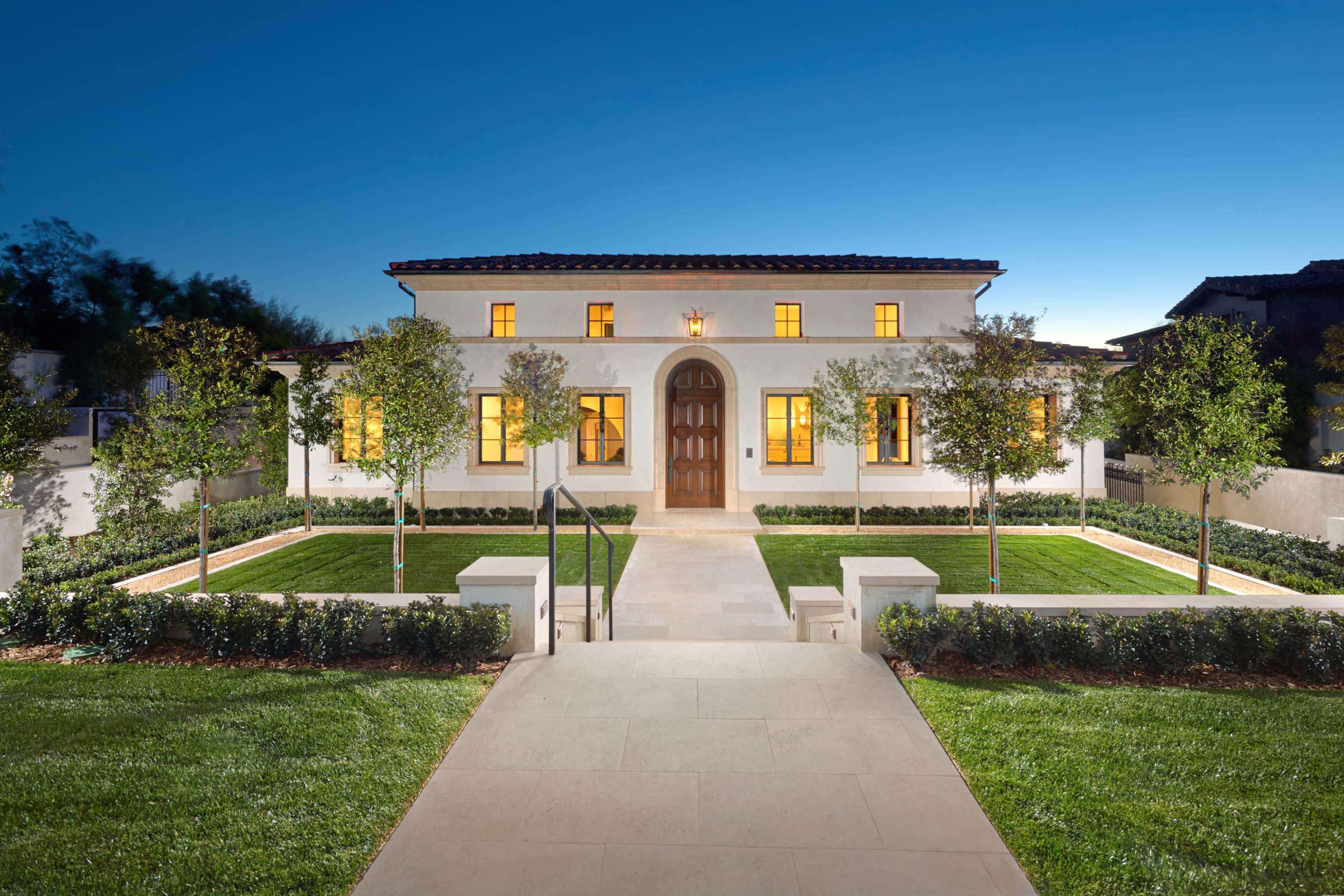 Massief houten voordeur met details